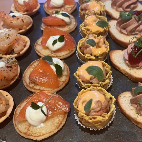 Fijne amuses en canapés met zalm, garnalen en verfijnde toppings