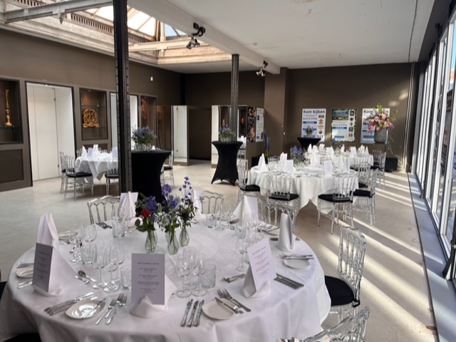 Stijlvol ingerichte eventlocatie met gedekte tafels